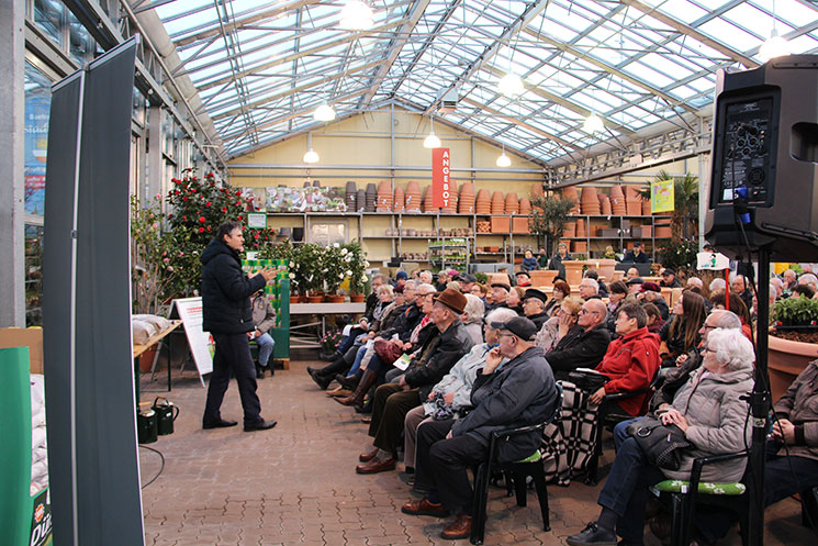 Hagen Holtz vor 200 Garteninteressierten bei Grönfingers in Rostock 2016