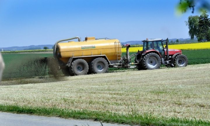 Auf deutschen Äckern werden zuviel Gülle und Gärreste aus Biogasanlagen ausgebracht. (Foto: Peter Bauersachs)